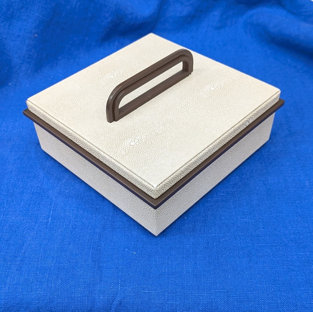 ADDISON ROSS Small Ecru Faux Shagreen Box. Excellent Condition - Picture 2 of 9